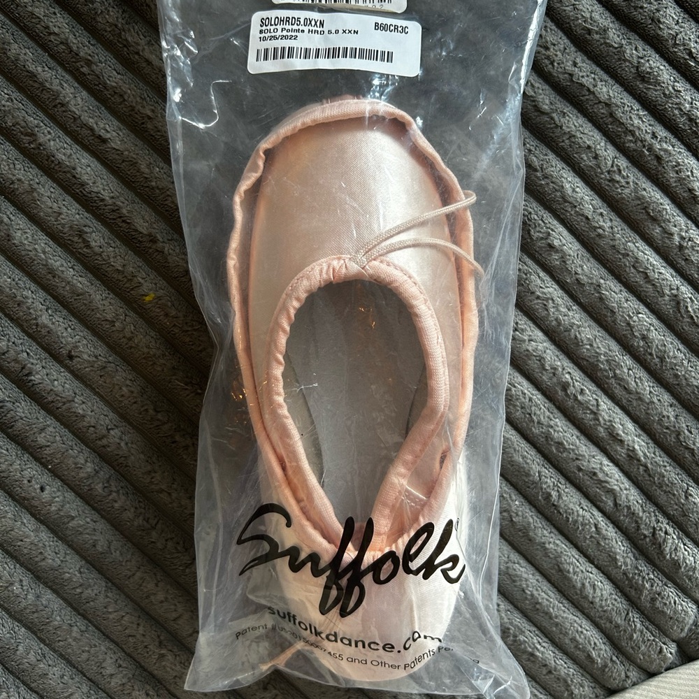 Suffolk solo pointe shoes- standard and hard shank available size 5